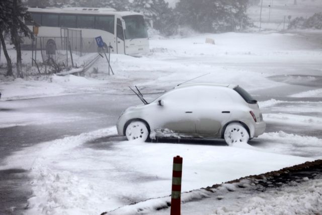 Σφυροκοπά τη χώρα η κακοκαιρία – Εγκλωβισμένοι στα χιόνια, διακοπές ρεύματος