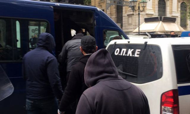 Ποινική δίωξη από τον γιατρό που έπεσε θύμα του Ρουβίκωνα