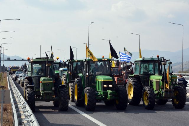 Αποχωρούν τα τρακτέρ από τα Τέμπη