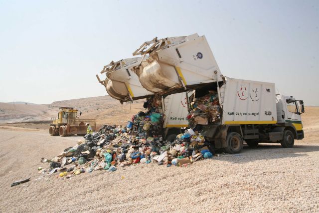 Κλειστός ο ΧΥΤΑ Φύλης: Στην ουρά τα απορριμματοφόρα – Πολύωρες καθυστερήσεις