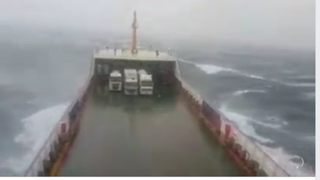 Εντυπωσιακό βίντεο: Πλοίο παλεύει με τεράστια κύματα