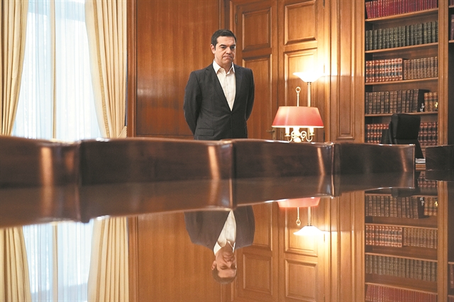 Στέλνει ξανά τα προσκλητήρια που του γυρίζουν πίσω