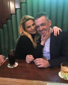 Στην αγκαλιά σέξι τραγουδίστριας ο Μανώλης Πετσίτης