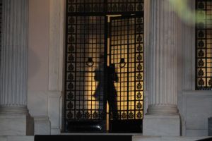 Κρίσιμη σύσκεψη στο Μαξίμου για πρώτη κατοικία και κόκκινα δάνεια