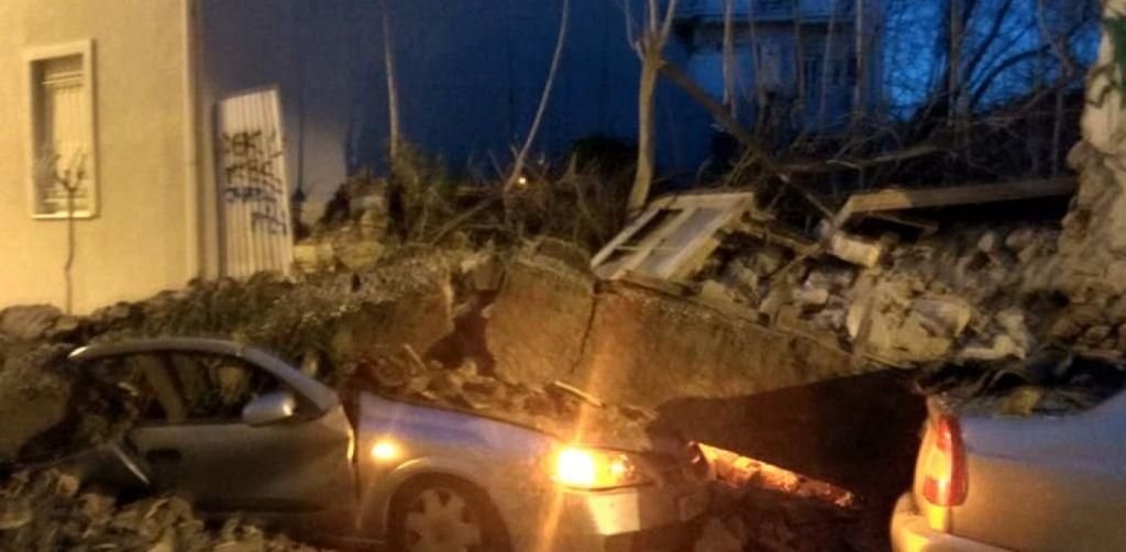 Βίντεο-ντοκουμέντο: Το κτήριο στο Γκάζι καταρρέει πάνω σε αυτοκίνητα
