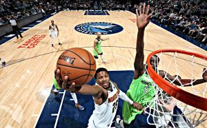 Με το ζόρι οι Νάγκετς, «σφαλιάρα» για Σίξερς