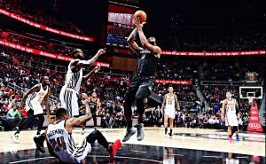 Νίκες για Πίστονς και Κλίπερς με one man show από Ντράμοντ και Χάρελ