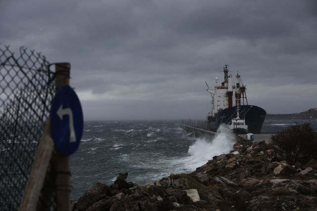 Κακοκαιρία : Δεμένα τα πλοία στα λιμάνια