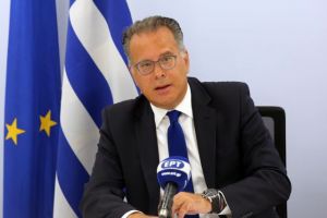 Κουμουτσάκος για δημοσίευμα BBC: Η κυβέρνηση οφείλει να αντιδράσει