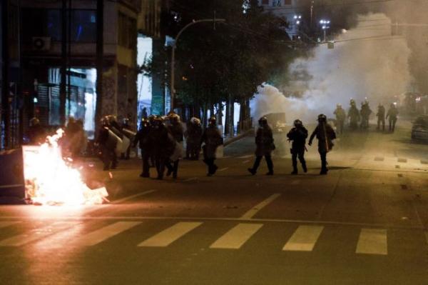 Επεισόδια έξω το AT Ομονοίας για τον θάνατο μετανάστη