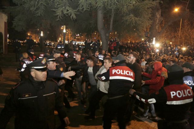 Αγρια επεισόδια στην Αλβανία: Διαδηλωτές προσπάθησαν να μπουν στη Βουλή