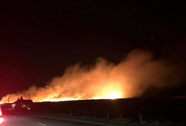 Στις φλόγες η Βρετανία – Τεράστια φωτιά στο Σάντλγουερθ Μουρ