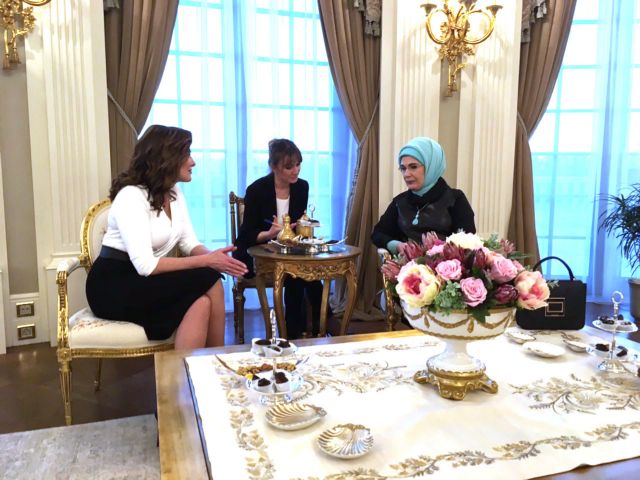 Η Εμινέ Ερντογάν προσέφερε τσάι στην Μπέτυ Μπαζιάνα