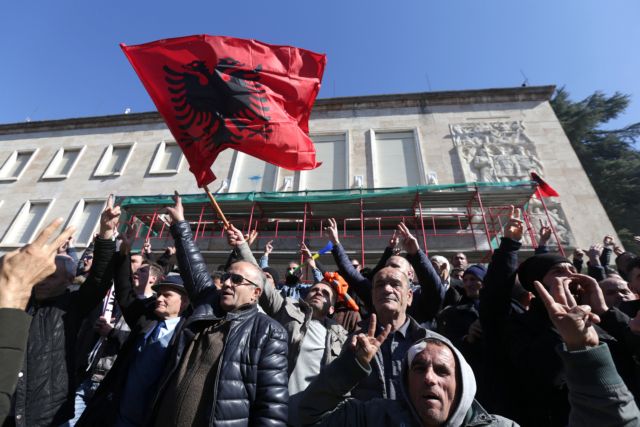 Πολιτική κρίση στην Αλβανία: Παραιτήθηκαν όλοι οι βουλευτές του Δημοκρατικού Κόμματος