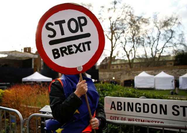 Bloomberg: Βρετανοί υπουργοί σχεδιάζουν να «μπλοκάρουν» το Brexit