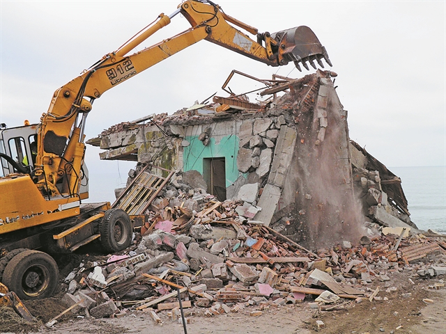 Εκπνέουν οι εκπτώσεις και έρχονται κατεδαφίσεις