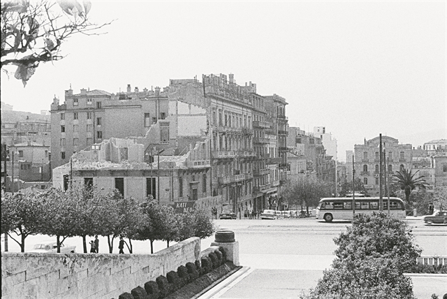 Καρέ καρέ η κατεδάφιση της ΑΘήνας
