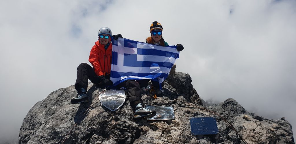 Δυο Ελληνίδες υψώνουν την ελληνική σημαία στο Εβερεστ!