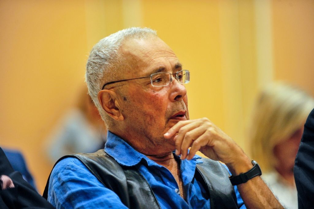 Ζουράρις: Εχω σπείρει πολιτισμό σε όλη τη Γη. Ο Μητσοτάκης τι έχει κάνει;