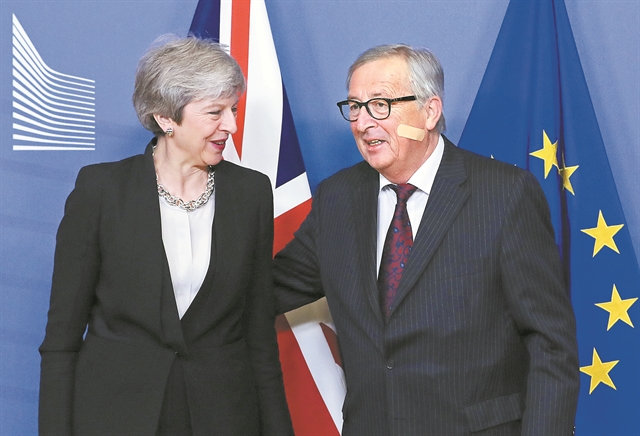 «Κόπηκα, δεν με τραυμάτισε η Μέι»