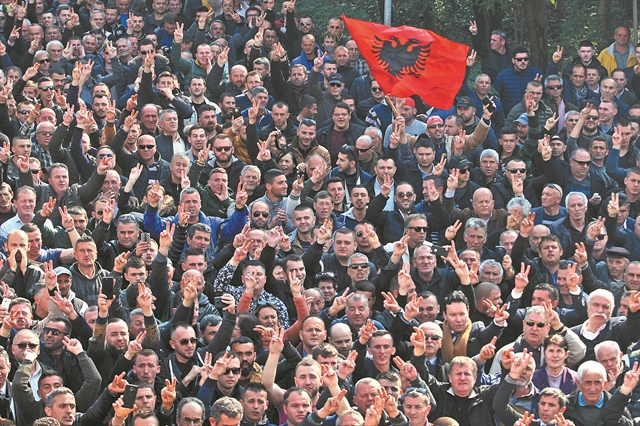 Οι διαδηλώσεις ταρακουνούν τα Βαλκάνια