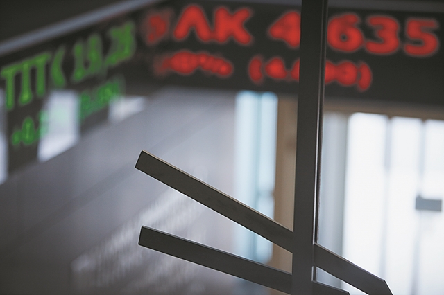 Η έξαρση της πανδημίας ρίχνει πάλι τον δείκτη κάτω από τις 650 μονάδες