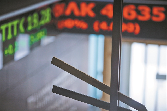 Στο «κόκκινο» και πάλι το ΧΑ, σε στάση αναμονής βρίσκονται οι επενδυτές