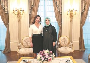 Για ένα… μαντί και μια εσάρπα Hermes