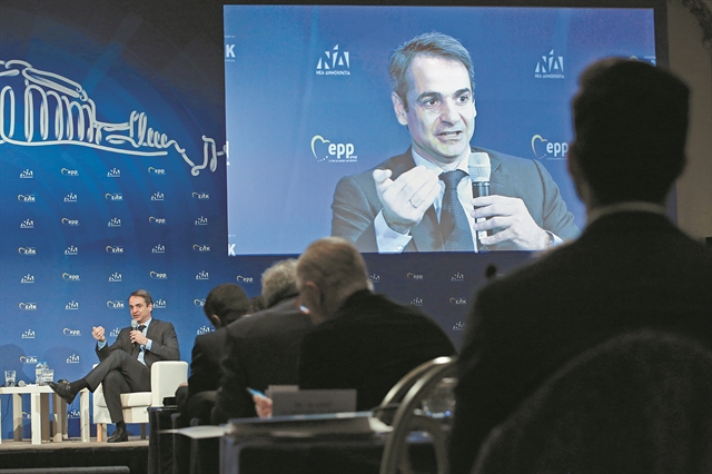 Μαζεύει πολιτικά μίλια στη γραμμή Ρωσία – ΗΠΑ