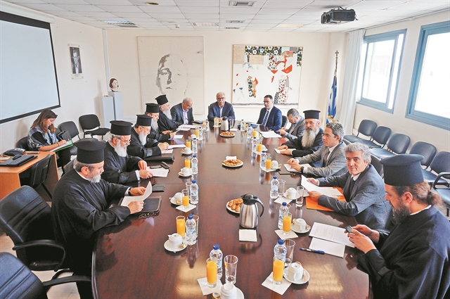 «Ιερές» αλχημείες για τους μισθούς των ιερέων