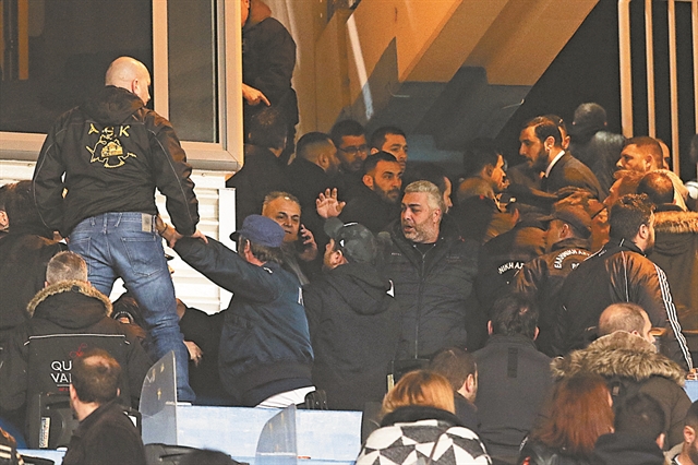 Επεισόδια έξω από το μπουθ του ΠΑΟΚ