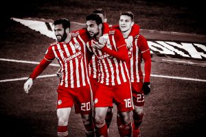 Η «ερυθρόλευκη» παρακάμερα: Η ικανοποίηση του Μαρινάκη και το… σουβενίρ του Χασάν