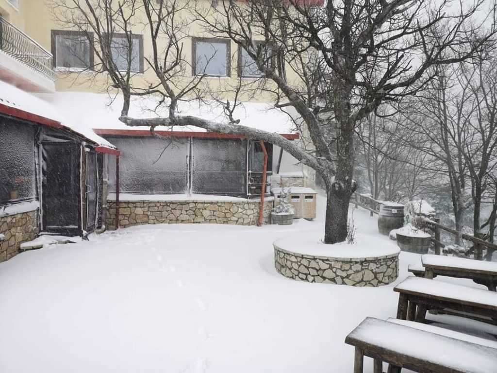 Στα «λευκά» η Πάρνηθα : Πού διεκόπη η κυκλοφορία λόγω χιονόπτωσης