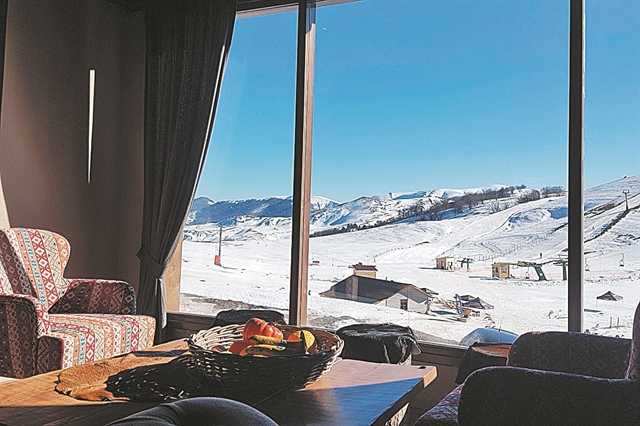 Λευκές μπάλες χιονιού και έργα τέχνης