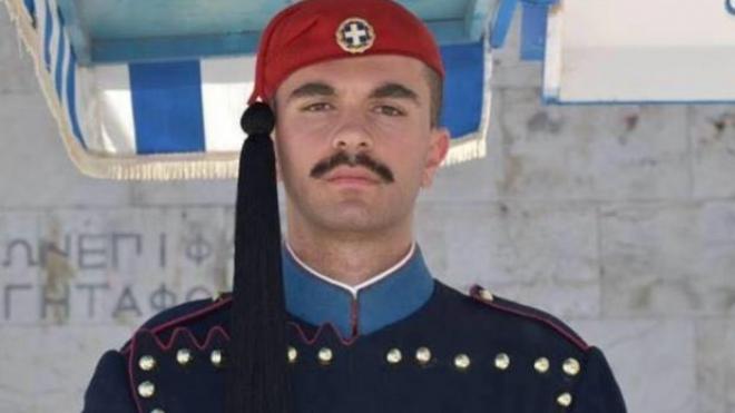 Ράγισαν καρδιές στην κηδεία του 24χρονου εύζωνα