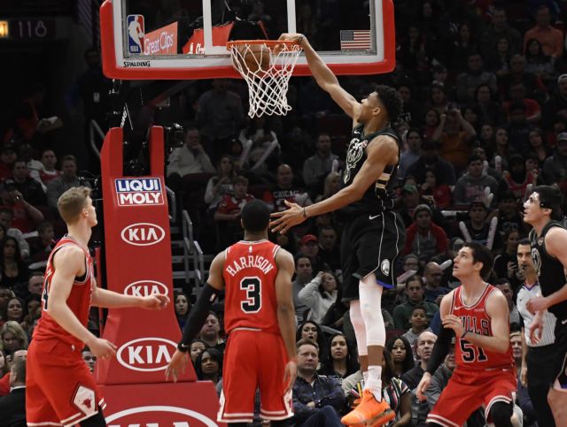 Φλέρταρε με triple double, άλωσε το Σικάγο ο Αντετοκούνμπο