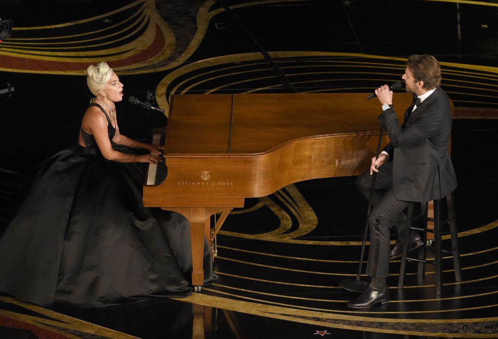 Lady Gaga – Bradley Cooper μάγεψαν το κοινό με την ερμηνεία τους