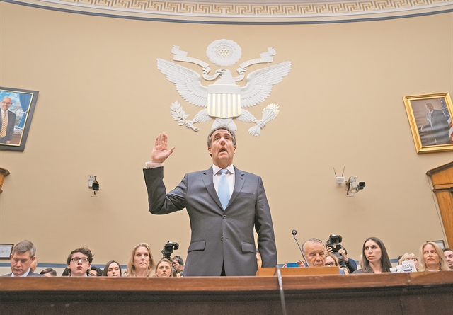 «Ο Ντόναλντ Τραμπ       είναι ρατσιστής, δόλιος και απατεώνας»