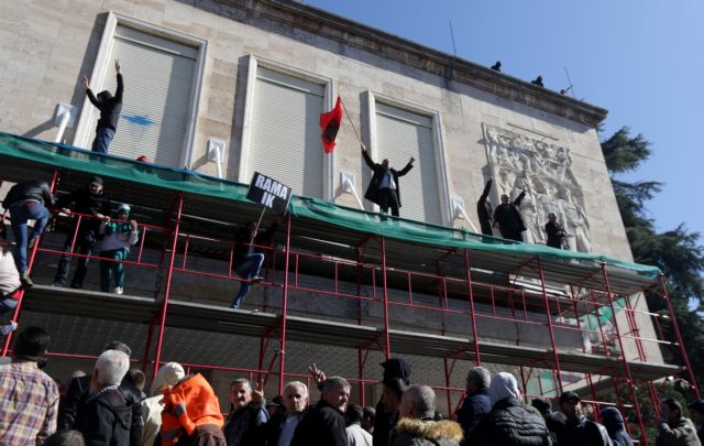 Πολιτική κρίση στην Αλβανία: Παραιτούνται βουλευτές της αντιπολίτευσης