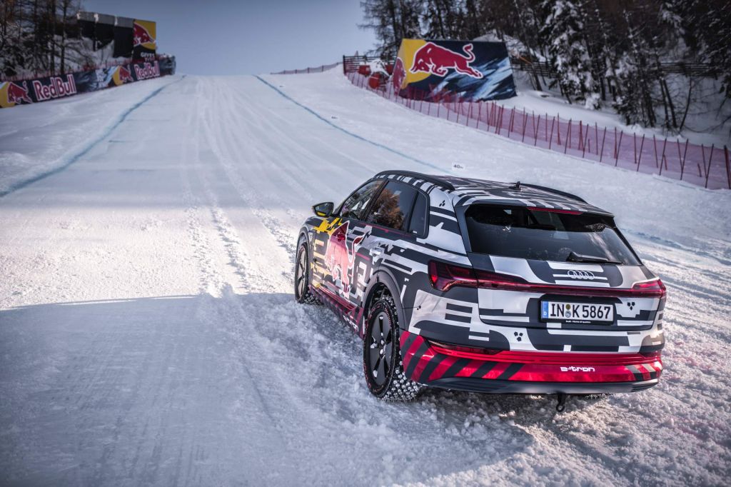 Το Audi e-tron ανεβαίνει πίστα χιονοδρομικού σε χρόνο ντε-τε
