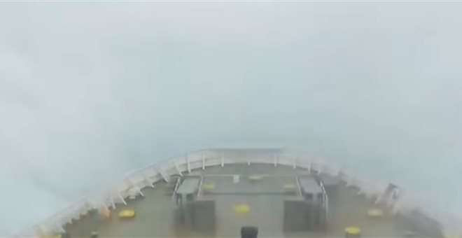 Δαμάζοντας τα κύματα: Ελληνικό πλοίο στην Αδριατική με 10 μποφόρ!