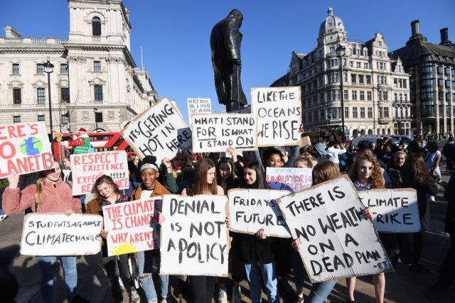 Βρετανία: Χιλιάδες μαθητές στους δρόμους για την κλιματική αλλαγή
