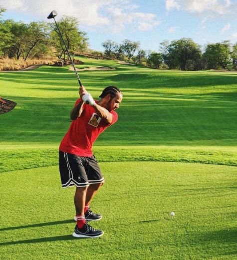 Ο Λιούις Χάμιλτον κάνει σερφ, γκολφ, γιόγκα και πιλάτες