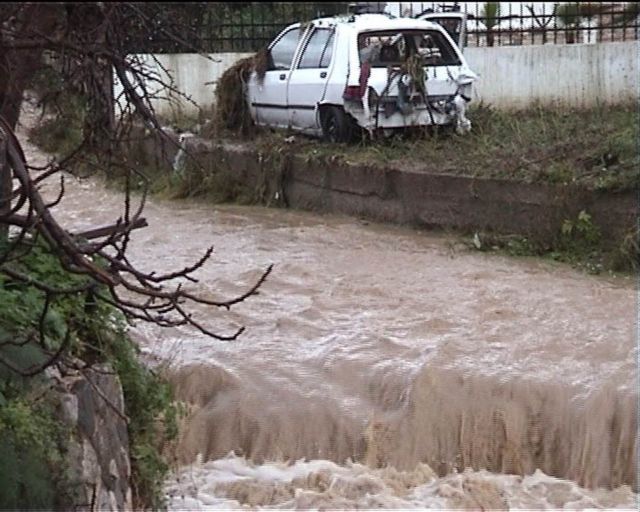 Θρίλερ στην Κρήτη – Τέσσερις οι αγνοούμενοι που παρασύρθηκαν από χείμμαρο