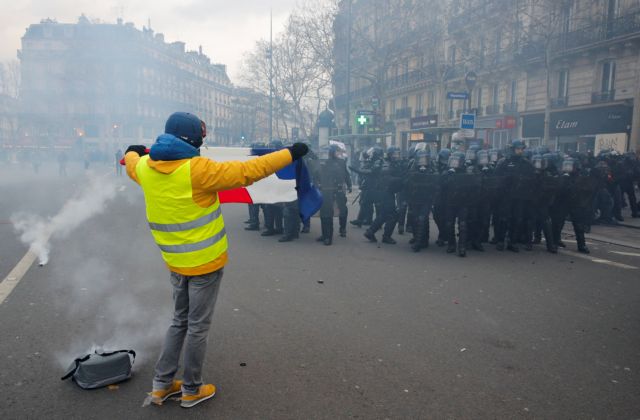 Γαλλία: Στους δρόμους και πάλι τα «κίτρινα γιλέκα» – Συμπλοκές στο Παρίσι