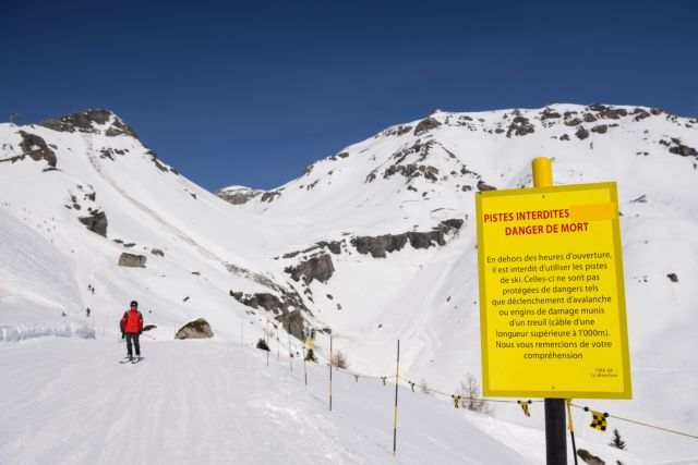 Απίστευτο βίντεο: Η στιγμή που χιονοστιβάδα καταπλακώνει σκιέρ