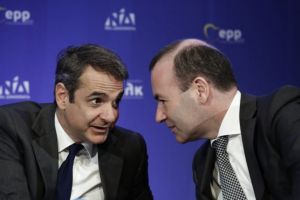 Ευρωπαϊκό Λαϊκό Κόμμα: Στήριξη με υποσχέσεις στον Μητσοτάκη