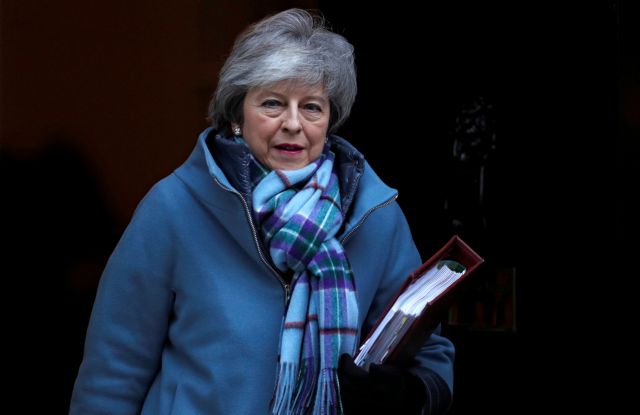 Στην Βόρεια Ιρλανδία η Μέι – Επιχείρηση καθησυχασμού