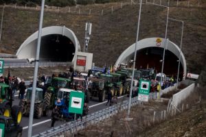 Αποκαθίσταται η κυκλοφορία στα Τέμπη – Αποχωρούν τα τρακτέρ