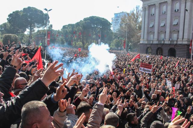 «Πεδίο μάχης» στην Αλβανία: Διαδηλωτές πολιόρκησαν το κτίριο της κυβέρνησης